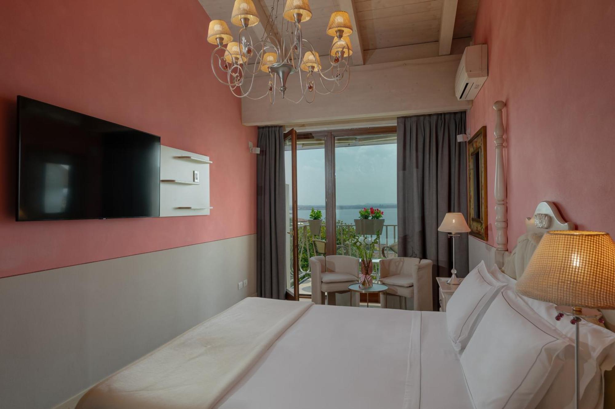 Deluxe Double Room Lake View