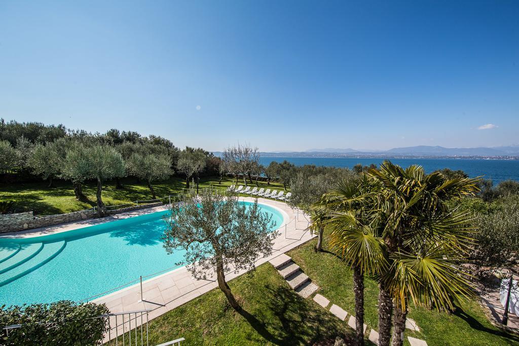 Camera Tripla Superior con Balcone e Vista Lago